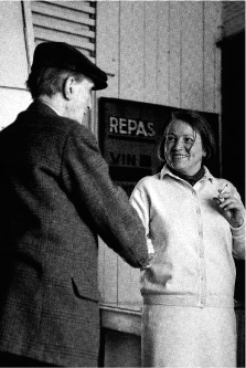 Isabelle avec Marcel Duchamp, 11 rue Larrey à Paris, le 2 mai 1967. © Véra Cardot